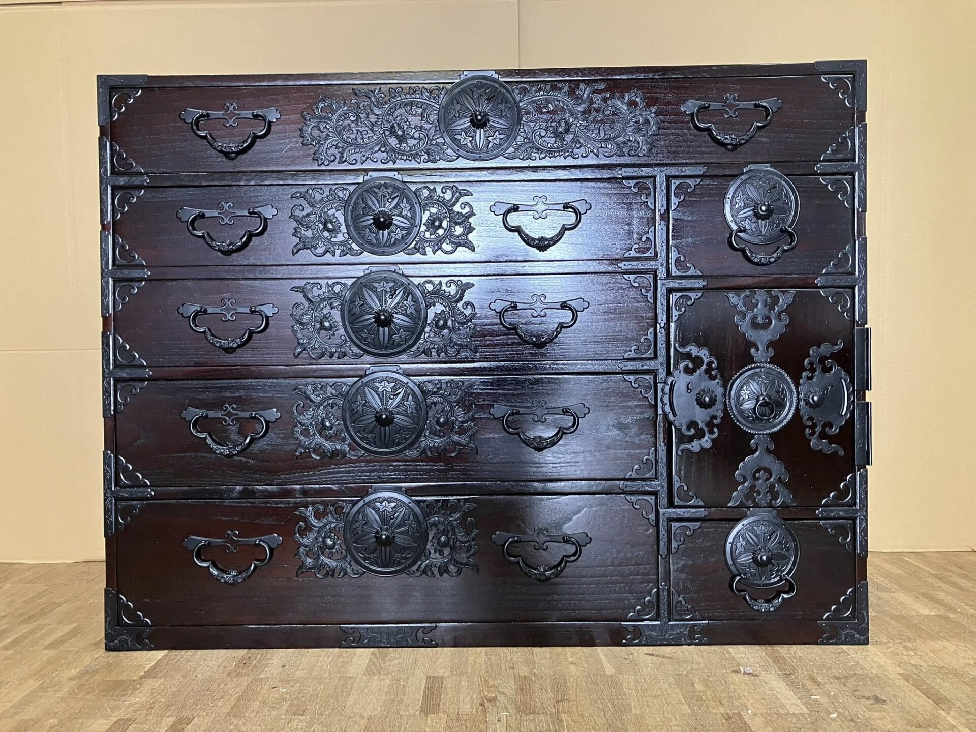 漆塗りで蘇った総桐の仙台箪笥 | 仙台箪笥専門店 欅（けやき）産業株式会社