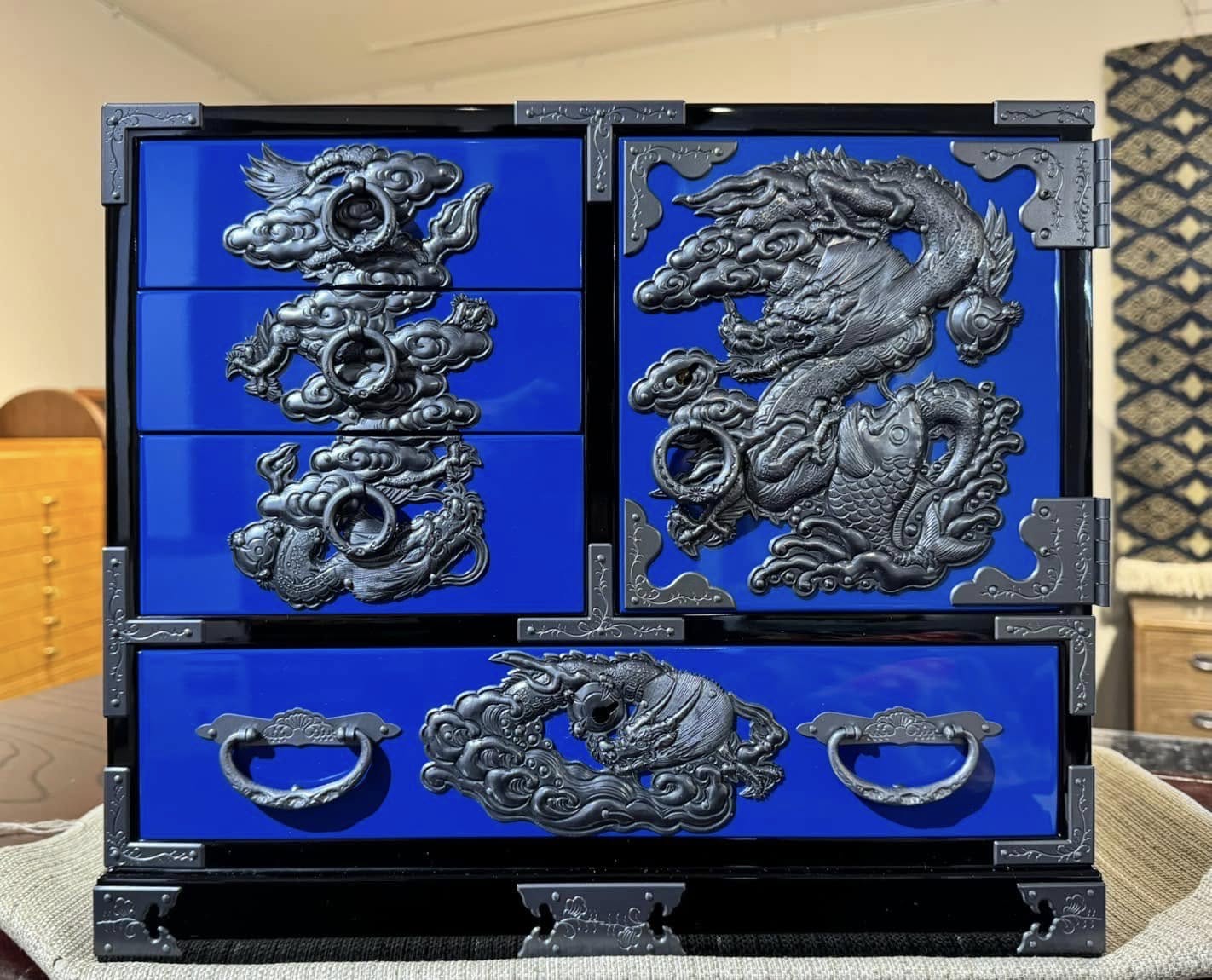 伝統工芸 仙台箪笥 小箪笥 昇り龍 漆塗り 金具 指物 欅 宮城県 仙台箪笥 四.五尺部屋箪笥 KD-3008D 木地呂漆塗り 彫金手打