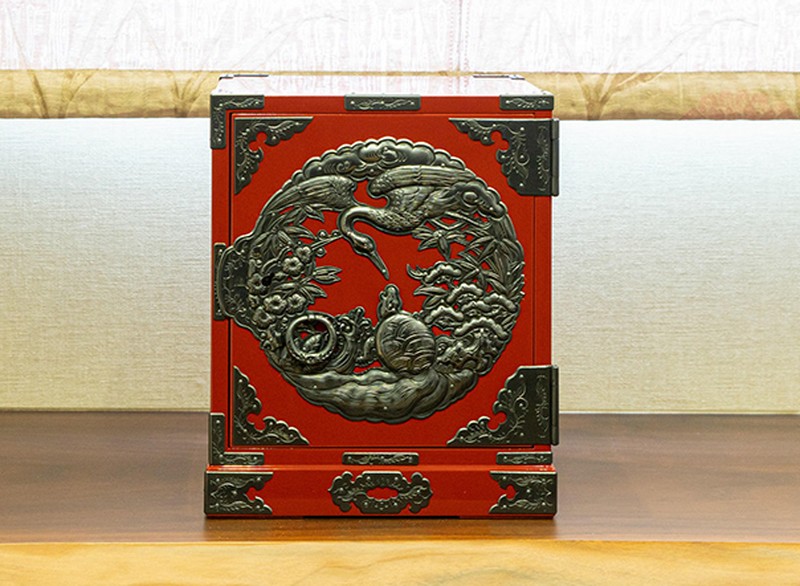 KMD-1ED 舟箪笥 朱色漆塗り 彫金手打金具 鶴亀松竹梅